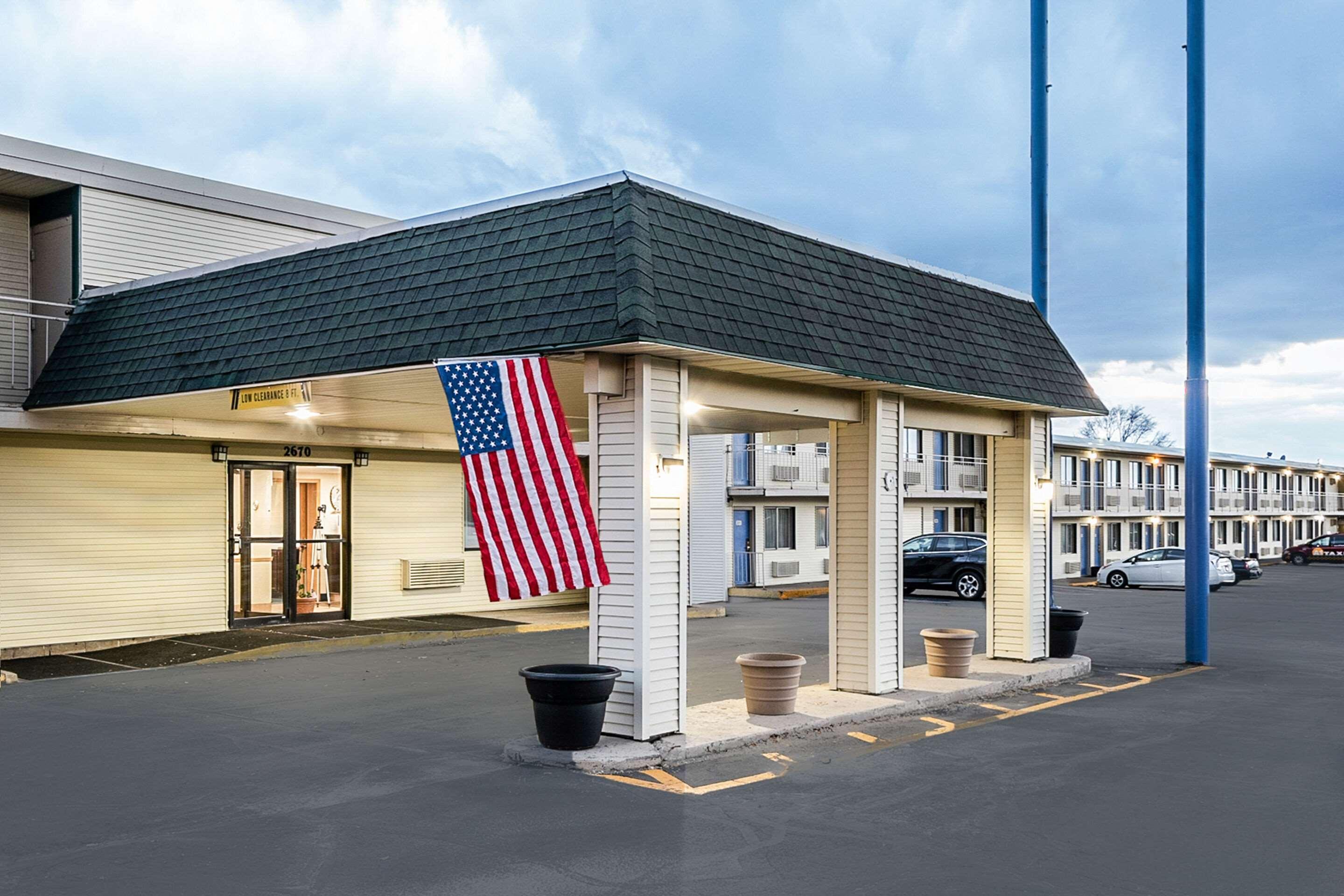 Rodeway Inn Dubuque Exterior photo